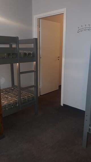 Хостелы Mere Avenue Таллин Спальное место на двухъярусной кровати в общем номере для мужчин и женщин-9